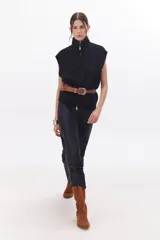 Falda larga color beige confeccionada en satén, de corte recto y cintura elastizada.