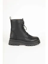 Bota tipo borcego color negro de caña media, con cordones frontales y suela track gruesa dentada.