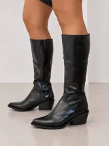 Bota de caña alta confeccionada en cuero vacuno, con diseño de estilo western, punta fina y taco cuadrado de 5 cm. Cuenta con cierre lateral interno para un ajuste cómodo.