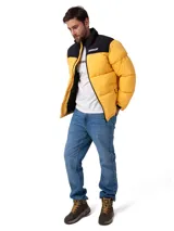 Campera puffer Caterpillar de diseño bicolor en amarillo y negro, con cierre frontal completo, cuello alto y bolsillos laterales con cierre. Presenta el logo de la marca estampado en el pecho y puños ajustables.