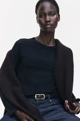 Remera de manga larga color negro, con cuello redondo y calce ajustado.