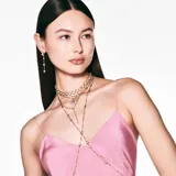 Collar en Y Swarovski de la línea Imber, con diseño distribuido bañado en tono oro y cristales blancos de talla redonda en engaste bisel.