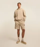 Bermuda estilo cargo color beige, confeccionada en tejido french terry, con cintura elástica, cordón de ajuste interior y bolsillos laterales tipo cargo.