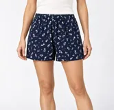 Short de pijama azul marino con estampado floreado y cintura elástica.