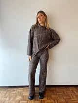 Pantalón de corte recto y tiro alto con estampado animal print. Confeccionado en tejido plisado con cintura elástica para mayor comodidad.