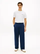 Remera Tommy Hilfiger de corte regular y color blanco, con cuello redondo, mangas cortas y logo bordado pequeño en el pecho.