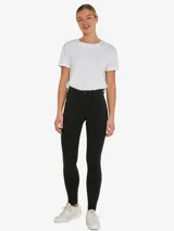Pantalón jean skinny de tiro alto en color negro, con bolsillos delanteros y traseros, confeccionado en denim elástico.