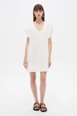 Vestido corto de viscosa color blanco, con cuello en V profundo y mangas cortas con volados. Diseño holgado.