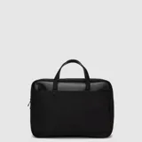 Maletín ejecutivo de diseño minimalista en color negro, con doble asa superior y compartimento frontal con cierre. Presenta una combinación de texturas en cuero sintético y tela técnica, con el logo de la marca grabado en la parte inferior.