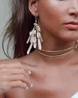 Aros colgantes dorados con perlas y cuarzo rosa.