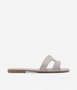 Sandalia plana Satinato de diseño minimalista con puntera cuadrada, color gris, capellada de tiras entrelazadas en forma de H y suela plana.