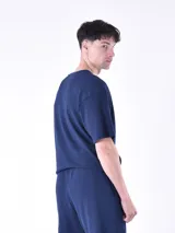 Remera negra de waffle con cuello redondo y corte oversized.