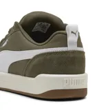 Championes urbanos Puma modelo Park Lifestyle, color verde oliva con la icónica franja lateral en blanco. Presentan una combinación de materiales en la capellada, entresuela de tono crema y suela de goma color caramelo.