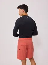 Rashguard de manga larga para hombre, color negro, con cuello redondo y logo de Rusty estampado en blanco en el pecho.