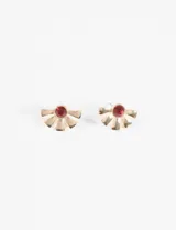 Caravanas en forma de abanico con piedra central roja y acabado en tono dorado.