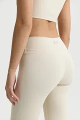 Calza larga de tiro alto, confeccionada en tejido técnico elástico que ofrece sujeción y moldea la figura.