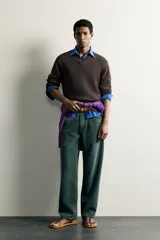 Jersey de punto tejido en hilatura de algodón con cuello en pico y manga larga, de corte regular fit y acabados en rib.