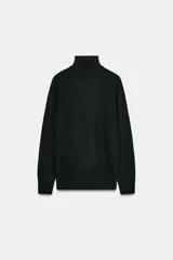 Jersey de cuello alto confeccionado en lana 100%, de manga larga y diseño clásico con acabado de tacto suave.