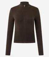 Campera deportiva de corte ajustado, confeccionada en tejido seamless de poliamida y elastano. Presenta cuello alto, cierre frontal con cremallera y textura acanalada.