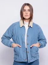 Campera de jean color blanco con corderito en el cuello y en el interior. Cuenta con dos bolsillos en la parte delantera, botones metálicos y elástico en el bajo.