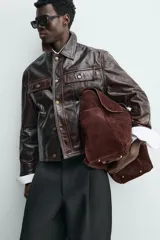 Bolso de mano marrón oscuro de cuero gamuzado, con cierre de solapa imantada y doble asa corta.