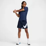 Short deportivo azul marino de poliéster con calce regular, tiro medio, bolsillos laterales y logo de Nike estampado en blanco.