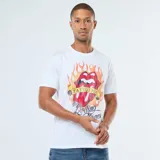 Camiseta blanca de manga corta con estampado frontal de la icónica lengua y labios de The Rolling Stones rodeada de llamas, con una cinta que dice "Tattoo You" y el nombre de la banda en tipografía manuscrita.