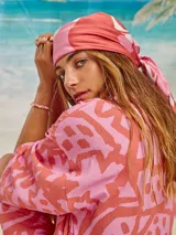 Pañuelo cuadrado de seda sintética con estampado abstracto en tonos rosa y blanco.