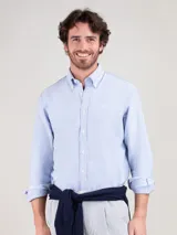 Camisa oxford de hombre, color celeste, de corte regular fit, con cuello button-down, mangas largas con puños simples y logo bordado en el pecho.