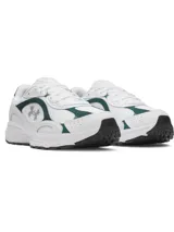 Championes Under Armour Tech Runner, con diseño deportivo de perfil bajo. Presentan una parte superior de malla blanca transpirable con superposiciones de cuero y gamuza en color verde oscuro. Incluyen entresuela de EVA para amortiguación y suela de goma para mayor tracción.