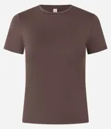 Blusa marrón ajustada al cuerpo, de manga corta y cuello redondo.
