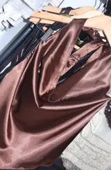 Top negro con cuello cascada y breteles para atar al cuello.