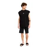Musculosa negra con logo Billabong estampado en el pecho.