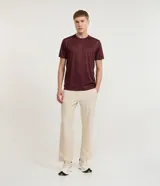 Remera deportiva de manga corta y cuello redondo, color celeste, con tecnología dry y detalles reflectantes en los hombros.