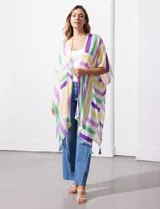Kimono tejido con estampado a rayas verticales en tonos azul, verde y lila, con mangas amplias estilo japonés y terminación con borlas en el ruedo.