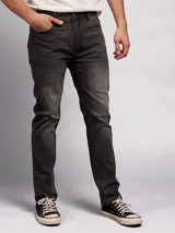 Jean de corte recto y tiro medio, confeccionado en denim con efecto lavado desgastado en tono gris oscuro.