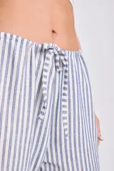 Pantalón de pijama de corte recto, con cintura elástica y cordón ajustable, con estampado de rayas verticales azules y blancas.