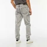 Pantalón jean gris de corte recto, con cinco bolsillos y un bolsillo lateral con cierre.