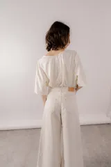 Jean wide leg de tiro medio y corte holgado con piernas muy anchas, confeccionado en denim de lavado azul medio.