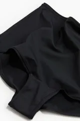 Pack de tres bombachas tipo shortie de microfibra color negro, de tiro alto y corte bajo en las piernas.