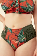 Bombacha de bikini tiro alto con estampado de hojas y cadenas, con laterales drapeados color verde militar.