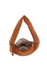 Cartera tipo hobo de gamuza color bordó, con diseño de media luna, decorada con tachas metálicas plateadas en los bordes y un dije colgante en forma de corazón con tachas. Cuenta con cierre superior y logo de la marca grabado en el frente.