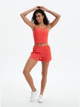 Musculosa negra con breteles finos y escote cuadrado.