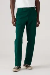 Pantalón chino verde oscuro, de corte recto y tiro medio.