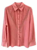Camisa de manga larga en color coral, con cuello clásico, cierre frontal con botones y canesú delantero con detalle de encaje y ribete de pasamanería en forma de V.