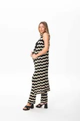 Chaleco largo de hilo con spandex, con estampado en zigzag en tonos negro y dorado.