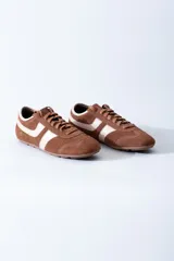 Zapatillas marrones de gamuza con detalles en blanco y suela de goma.