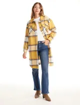 Sobrecamisa larga de tejido soft con estampado de cuadros en tonos celestes, beige y blanco. Presenta cuello con solapa, cierre frontal con botones, bolsillos aplicados en el pecho y mangas largas con puños abotonados.