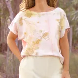 Blusa manga dolman, color salmón, con espalda entera y botones de madera.