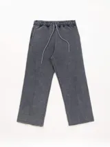 Pantalón de jogging unisex color negro lavado, confeccionado en frisa gamuzada, con cordón de ajuste en la cintura y bordado en la espalda.